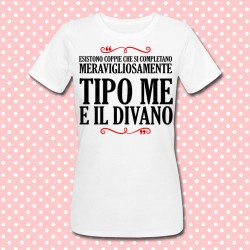 T-shirt donna "Esistono coppie che si completano meravigliosamente: tipo me e il divano"