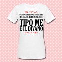 T-shirt donna "Esistono coppie che si completano meravigliosamente: tipo me e il divano"