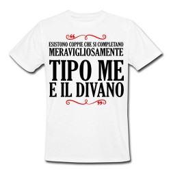 T-shirt uomo "Esistono coppie che si completano meravigliosamente: tipo me e il divano"