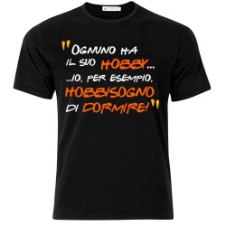 T-shirt uomo "Ognuno ha il suo hobby... io hobbisogno di dormire!" Divertente! (nera)