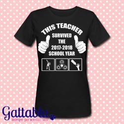 T-shirt donna nera "This teacher survived the school year"PERSONALIZZATA CON ANNO IN CORSO! Idea regalo per insegnante!