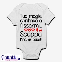 Body pagliaccetto neonato, bimbo e bimba, Tua moglie continua a fissarmi: scappa finché puoi! Idea regalo divertente!