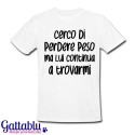 T-shirt uomo con stampa Cerco di perdere peso ma lui continua a trovarmi, idea regalo divertente a tema dieta!