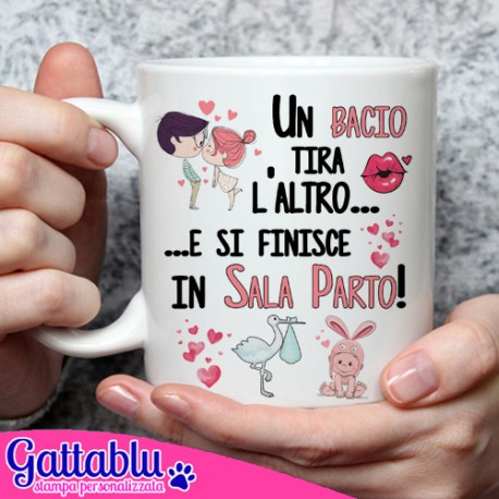 Tazza mug 11 oz Un bacio tira l'altro e si finisce in sala parto! Idea regalo divertente per futura mamma, gravidanza! 