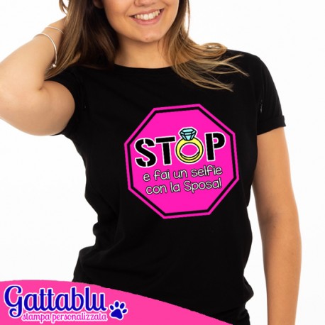 T-shirt donna Stop e fai un selfie con la sposa! Idea divertente Addio al Nubilato! Nera!