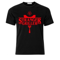 T-shirt uomo Stranger Griller, idea regalo divertente a tema barbecue BBQ, salsiccia e forchetta!