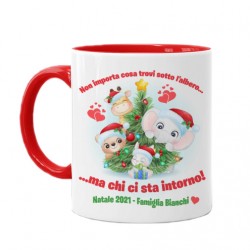 Tazza mug 11 oz rossa Non importa cosa trovi sotto l'albero ma chi! Natale, personalizzata con anno e cognome famiglia! 