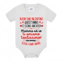 Body Buon San Valentino papà! Quest'anno ci sono anch'io, mamma e io ti amiamo! Personalizzato con nome mamma e bimbo o bimba!