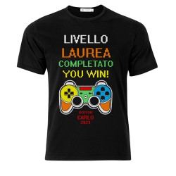  T-Shirt Maglietta Uomo Livello Laurea Completato, divertente stile gaming, personalizzata con nome e anno! 