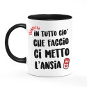 Tazza mug color nera 11 oz In tutto ciò che faccio ci metto l'ansia! Divertente, personalizzabile con il tuo nome!