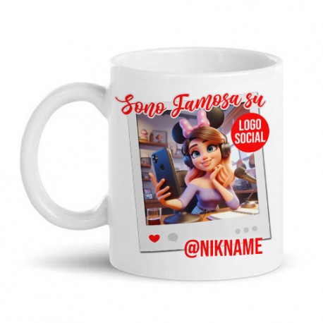 Tazza mug 11 oz Sono famosa su, personalizzata con logo del social che vuoi e tuo nickname online! Scritte rosse!