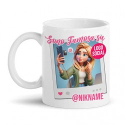Tazza mug 11 oz Sono famosa su, personalizzata con logo del social che vuoi e tuo nickname online! Scritte rosa!