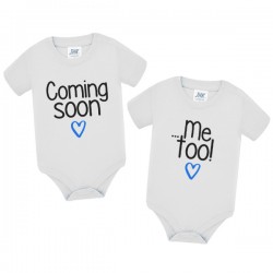 Coppia di Body Bimbo o Bimba Neonati Gemelli Gemellini Coming soon! Me too! Da personalizzare con nomi! Cuori azzurri!